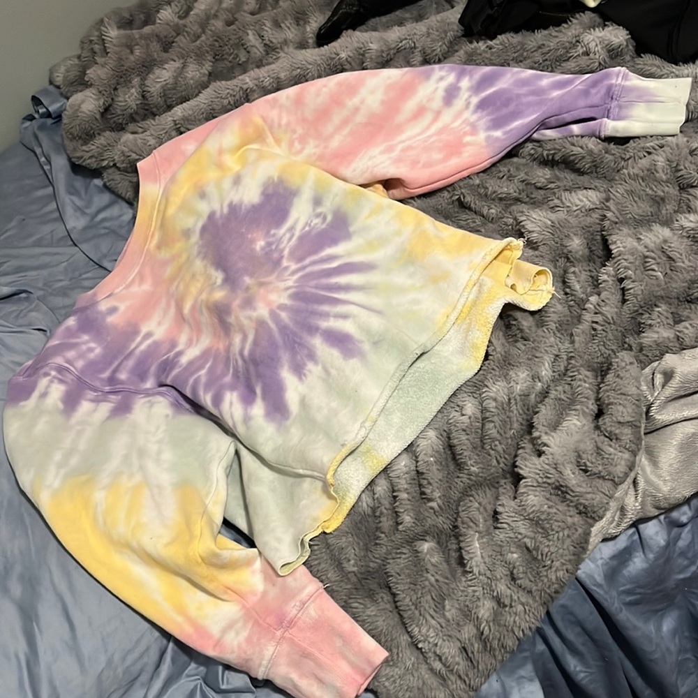 Size M tie dye longer sleeve crop top
